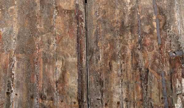 Пилинг краски из старого деревянного церковного ствола — стоковое фото