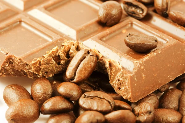 Närbild choklad bar med kaffebönor — Stockfoto