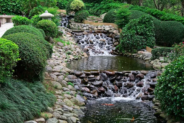 Wasserfall im japanischen Garten lizenzfreie Stockfotos