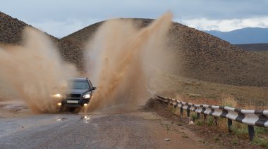 yağmur sonra dağ yolu üzerinde SUV. 3