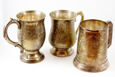 üç gümüş bira tankards izole