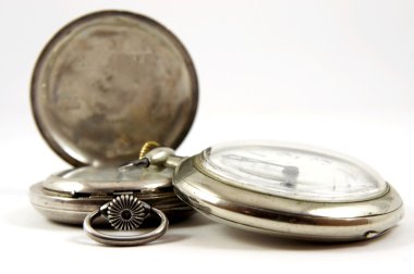 iki eski gümüş saatler izole