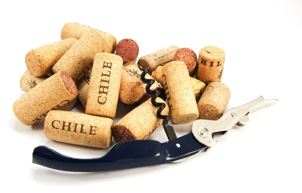 Sacacorchos y varios corchos de vino en whit — Foto de Stock