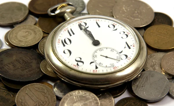 Карманные часы на монетах — стоковое фото