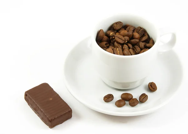 Taza con granos de café y chocolate isol —  Fotos de Stock