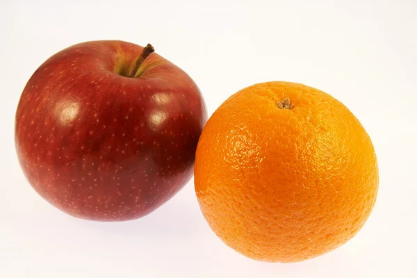 Червоне яблуко і апельсин — стокове фото