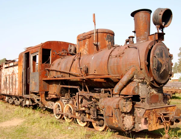 Velha locomotiva a vapor enferrujado — Fotografia de Stock