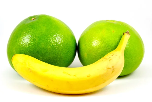Twee grapefruits en banaan geïsoleerd — Stockfoto