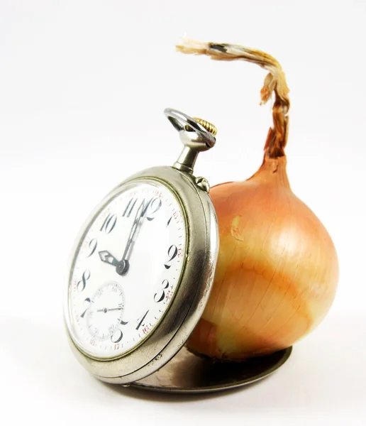 Reloj viejo y cebolla —  Fotos de Stock