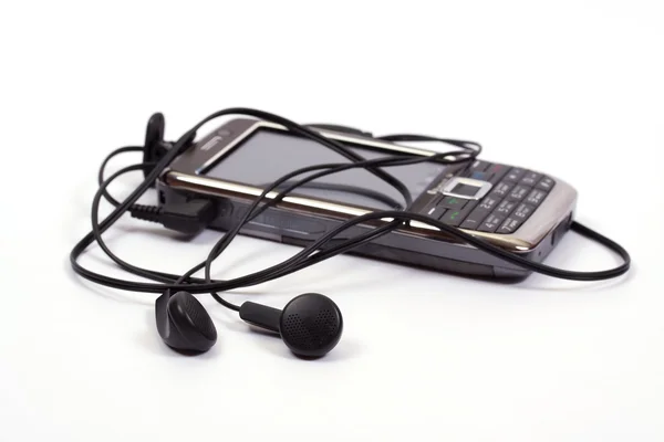 Telefone celular moderno com fones de ouvido — Fotografia de Stock