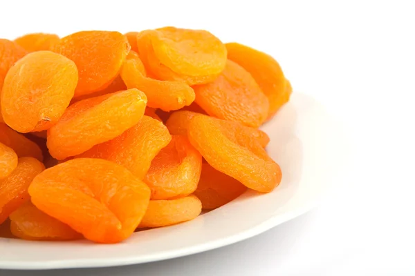Крупним планом сушені абрикоси над білим — стокове фото