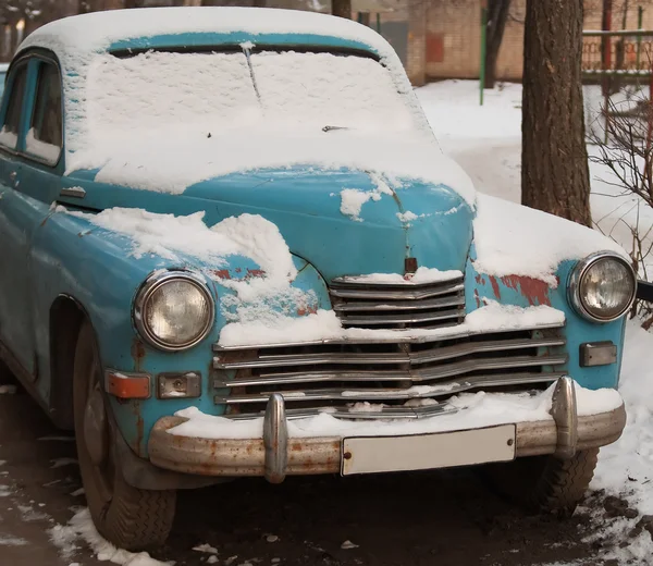 Oude auto in de winter — Stockfoto