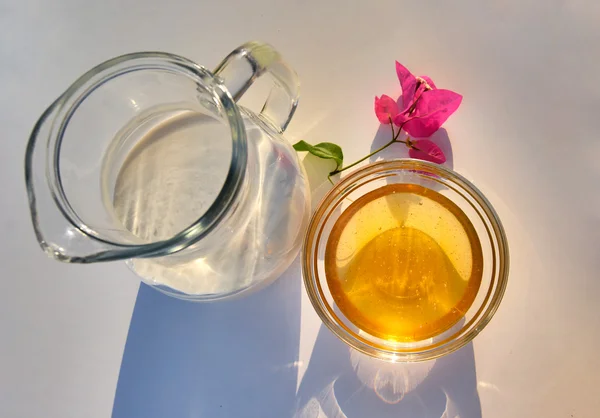 Leche y miel en la mesa — Foto de Stock