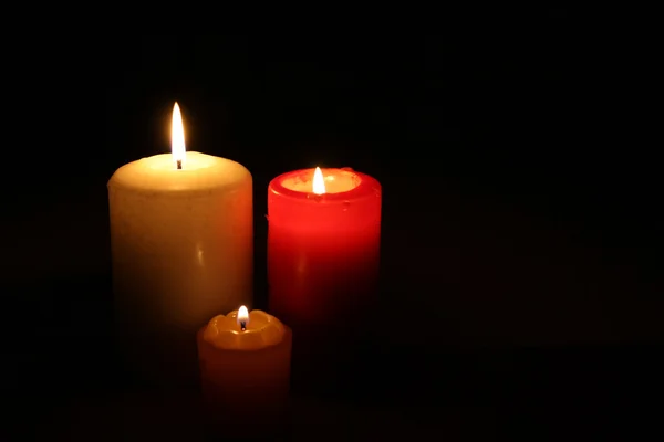 Drie kaarsen in duisternis — Stockfoto