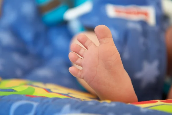Közelkép a baba lábát — Stock Fotó