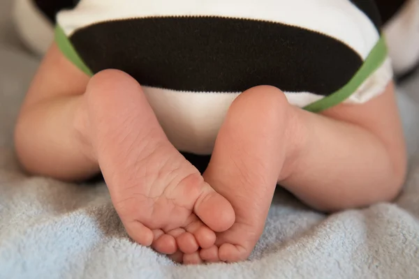 Крупним планом дитячі ніжки — стокове фото