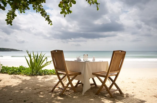 Tisch und Stühle am Strand — Stockfoto