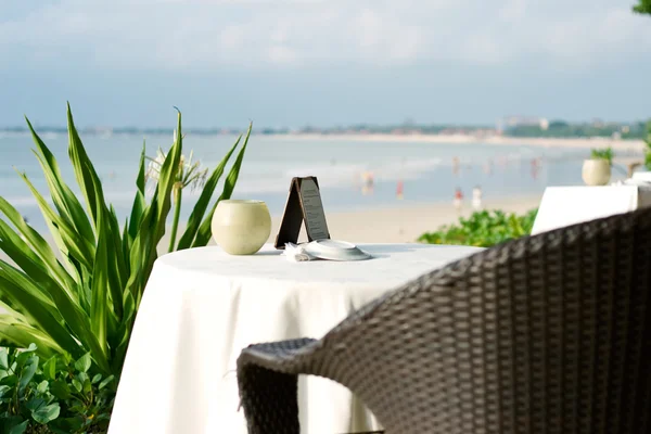 Masa ve sandalye bir plajda — Stok fotoğraf