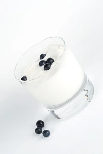 Черничный йогурт в стакане — стоковое фото