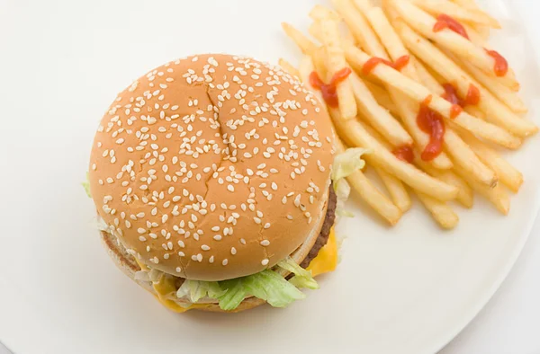 Cheeseburger et frites — Photo