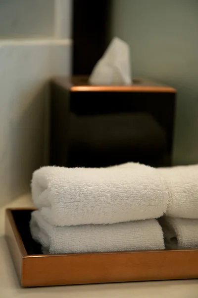 Mucchio di asciugamani in un bagno dell'hotel — Foto Stock