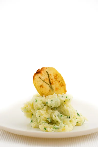 Картопляне пюре з чіпсом на тарілці — стокове фото