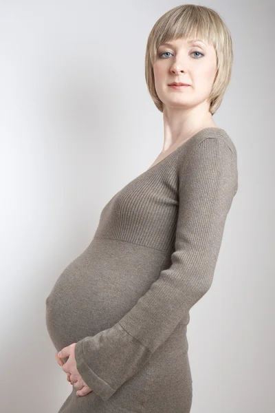Retrato de una mujer embarazada — Foto de Stock