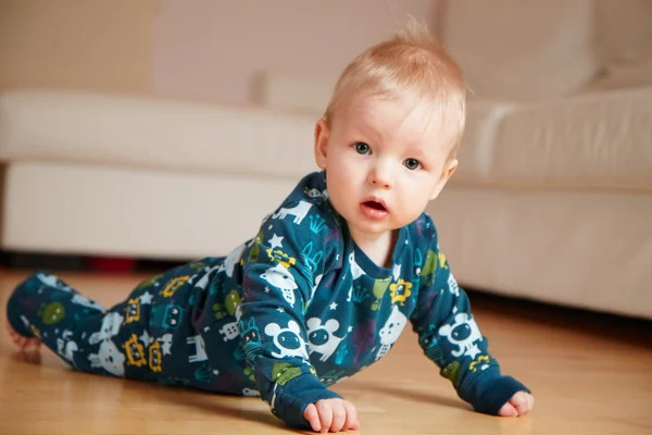 6 month old baby crawling on floor at home — Stock Photo, Image