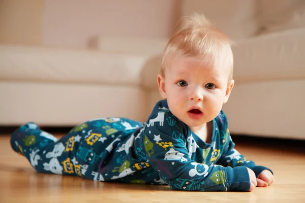 6 month old baby crawling on floor at home — Stock Photo, Image