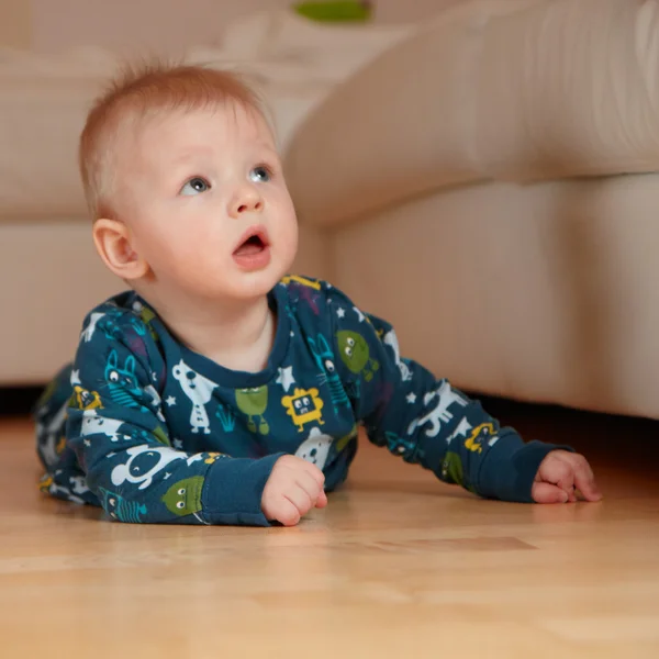 6 mobth old baby crawling on floor at ho — Stock Photo, Image