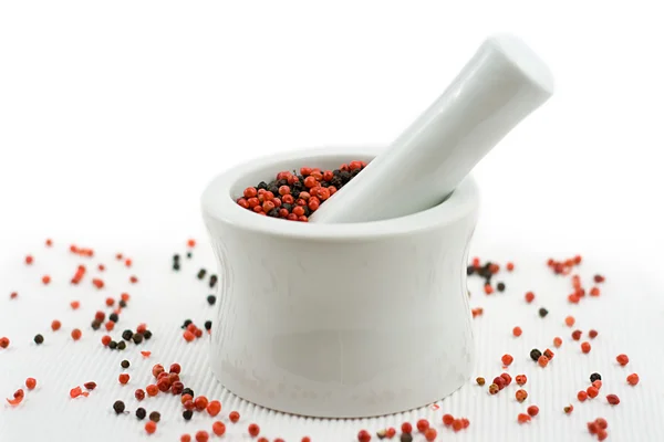 Argamassa e pilão esmagando pimenta — Fotografia de Stock