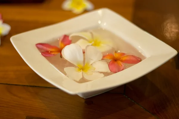 Flower petals in a bowl at a spa — Stock Photo, Image