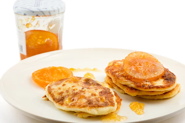 Liten stuga pannkakor med orange marmelad — Stockfoto
