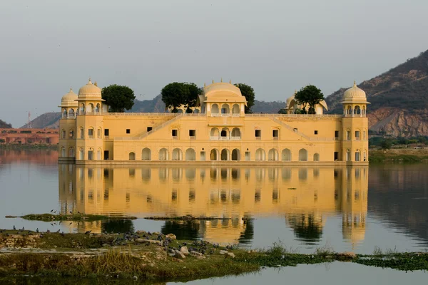 Pałac na wodzie w jeziorze w jaipur — Zdjęcie stockowe