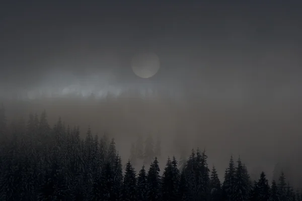 Weißer Sonnenuntergang in den Bergen — Stockfoto