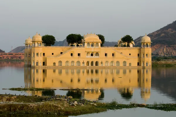Παλάτι του νερού στη λίμνη σε jaipur Φωτογραφία Αρχείου