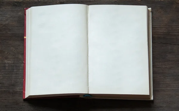 Abrir livro no fundo de madeira velho — Fotografia de Stock