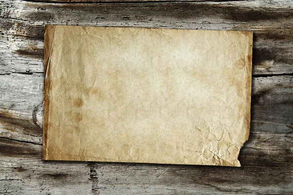 Винтажная бумага на деревянной текстуре — стоковое фото