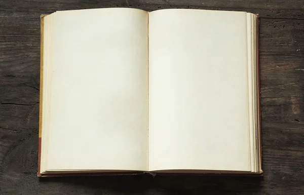 Prázdná otevřená kniha na dřevěném pozadí — Stock fotografie