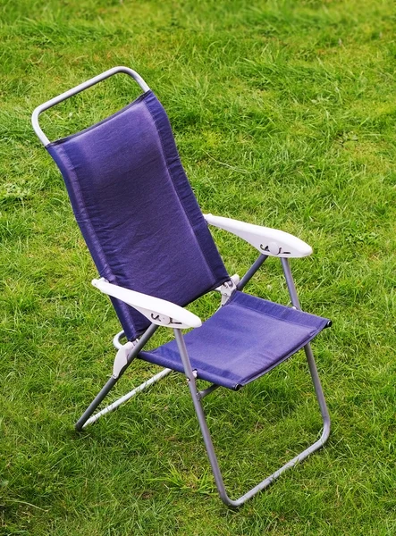 Cadeira de lona na grama — Fotografia de Stock