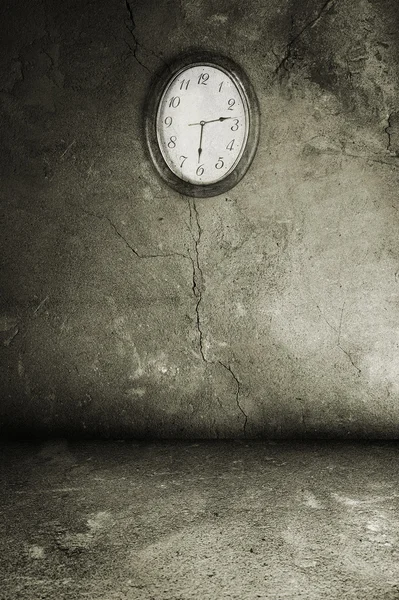 Grunge interior com relógio — Fotografia de Stock