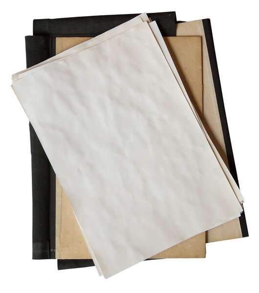 Старая папка со стопкой старых бумаг
