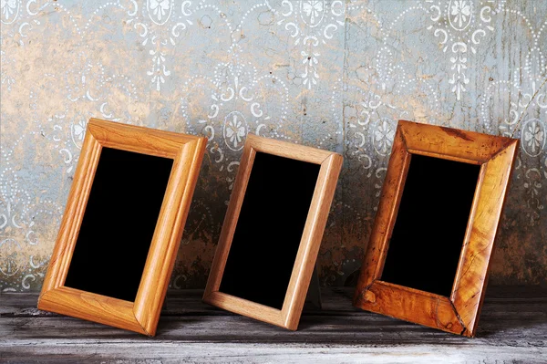 Drei Fotorahmen auf altem Tisch — Stockfoto