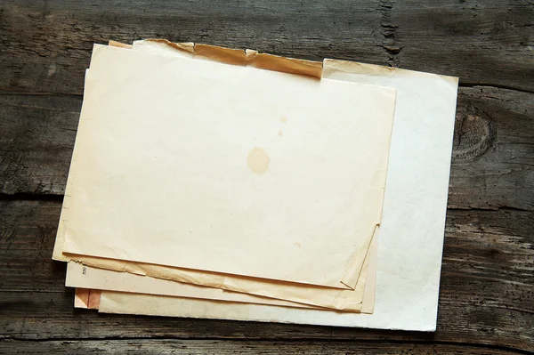 Zásobník starých papíry na dřevo — Stock fotografie