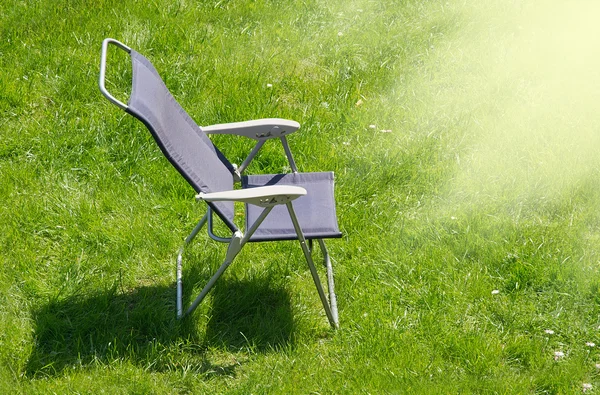 Холст стул с тенью — стоковое фото