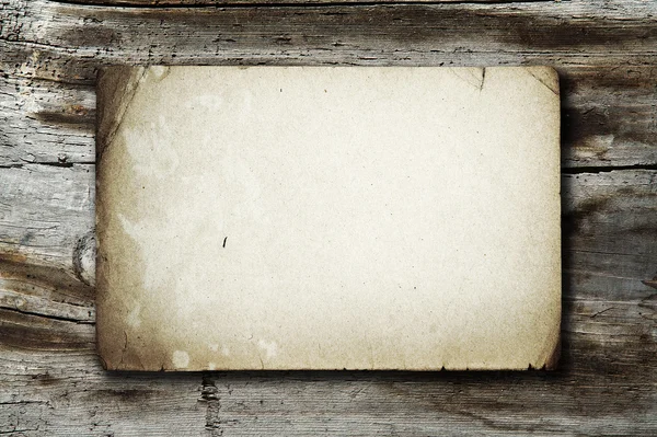 Papel vintage sobre textura de madeira — Fotografia de Stock