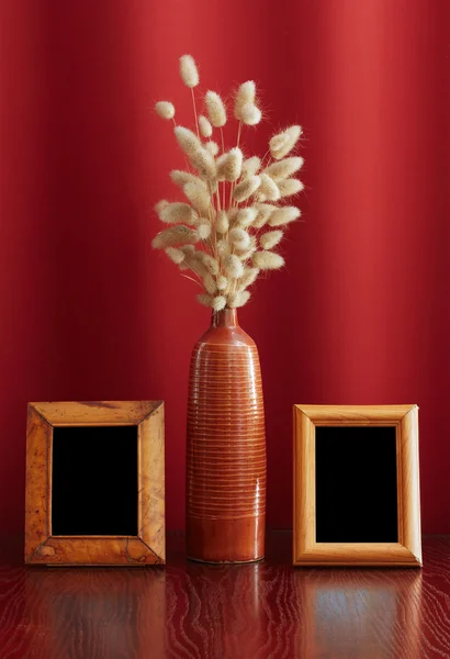Ročník fotorámečky a ikebana — Stock fotografie