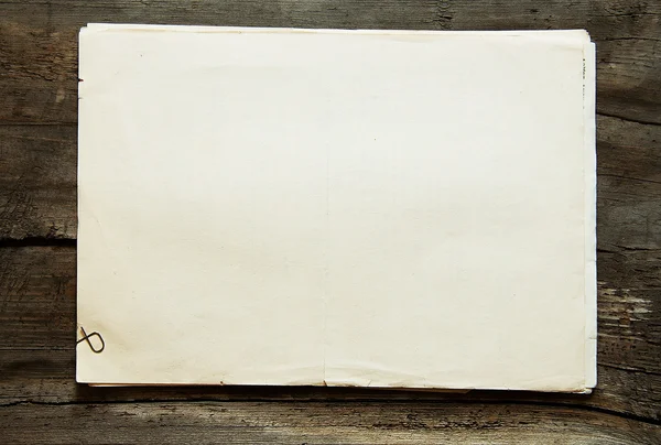 Stapelen van oude papieren op hout — Stockfoto