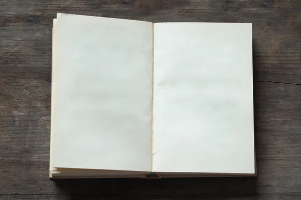 Kniha na starém dřevěném pozadí — Stock fotografie
