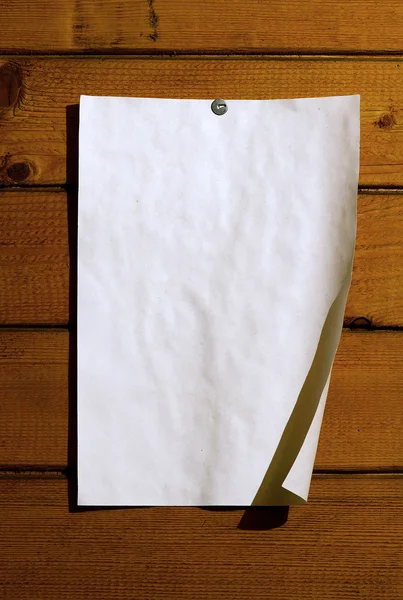 Винтажная бумага на деревянной стене — стоковое фото